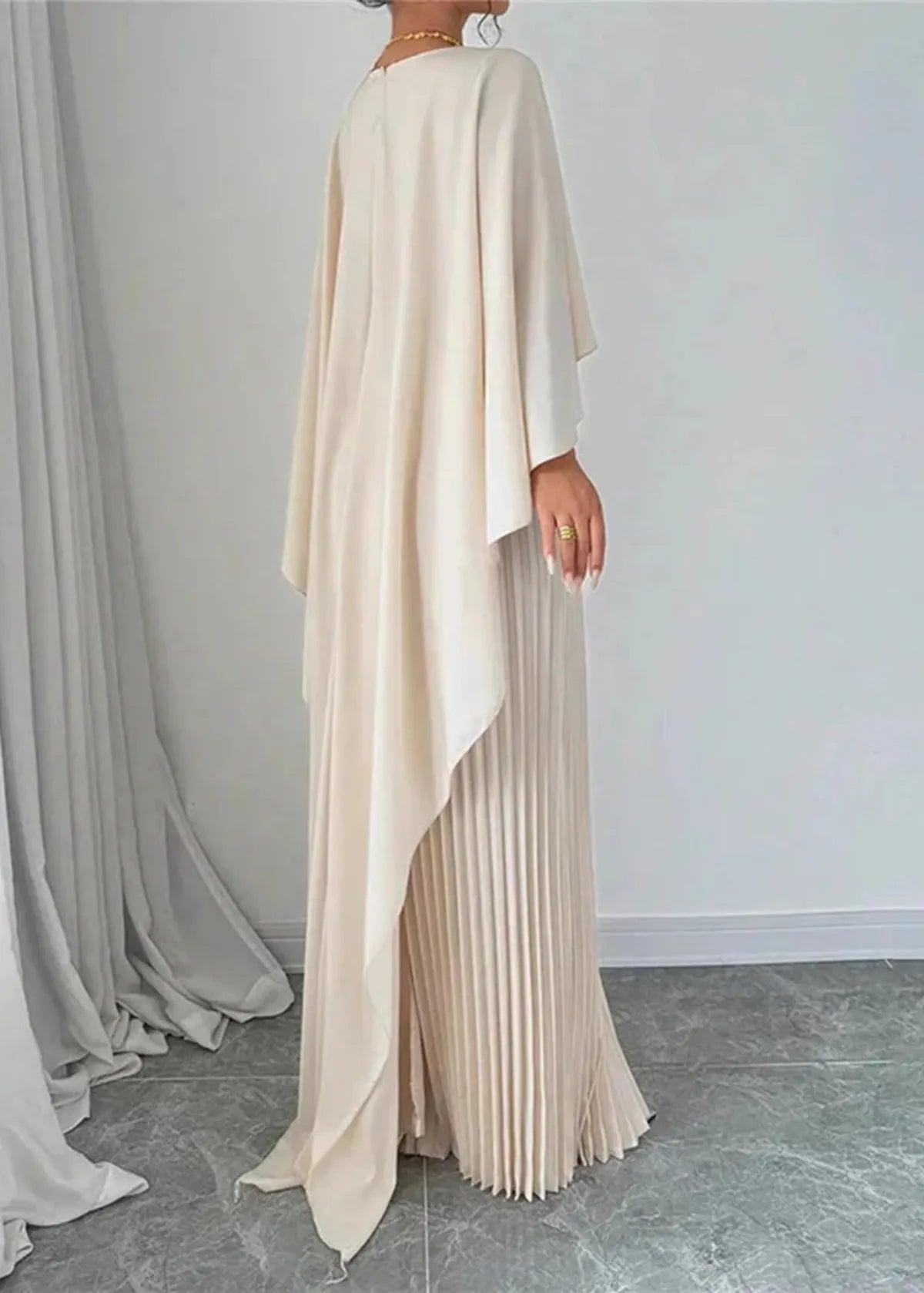 Robe Maxi avec Cape Plissée pour Femme - Emilia Lane