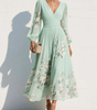 Robe Midi Plissée à Imprimé Floral et Encolure en V pour Femmes - Emilia Lane